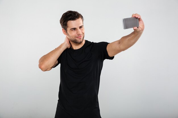 Sportif sérieux faire selfie par téléphone mobile