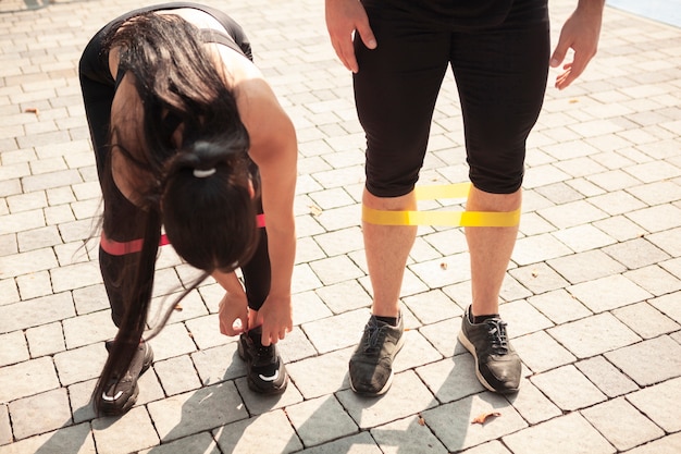 Photo gratuite sportifs faisant un exercice de bande élastique