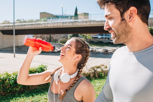 Sportifs se détendre dans la rue