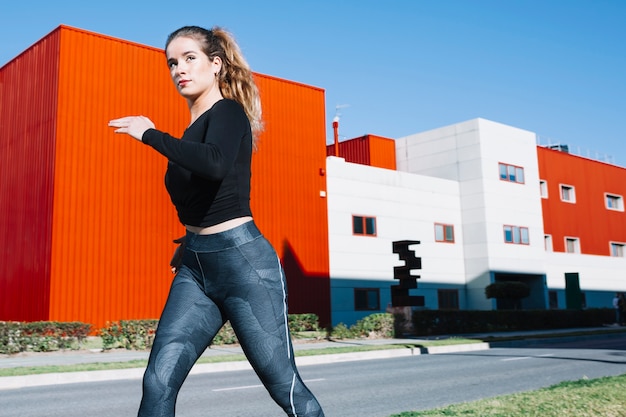 Sportive confiante en cours d&#39;exécution sur la rue