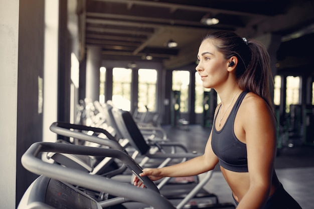 Photo gratuite sportive dans une formation sportswear dans une salle de sport