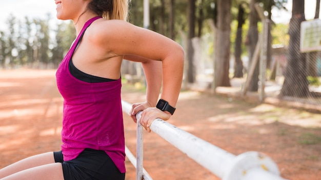 Sportive femme travaillant sur la piste du stade