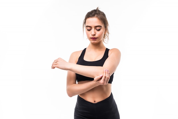 Sportive en tenue de sport noire est fatiguée après un entraînement cardio isolé