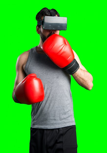 Sportman avec des gants de boxe et des lunettes VR