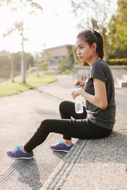 Avec sportswoman bouteille d&#39;eau sur une journée ensoleillée