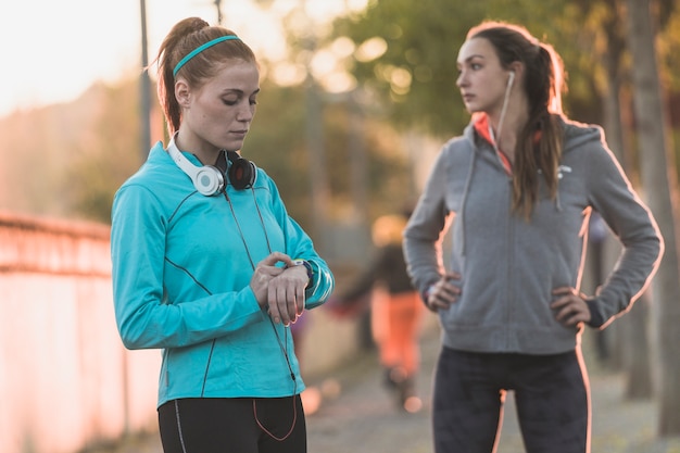 sportswoman concentré regardant sa montre