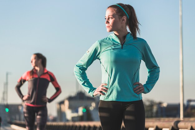 Sportswoman recherche d&#39;un côté avec un fond défocalisé