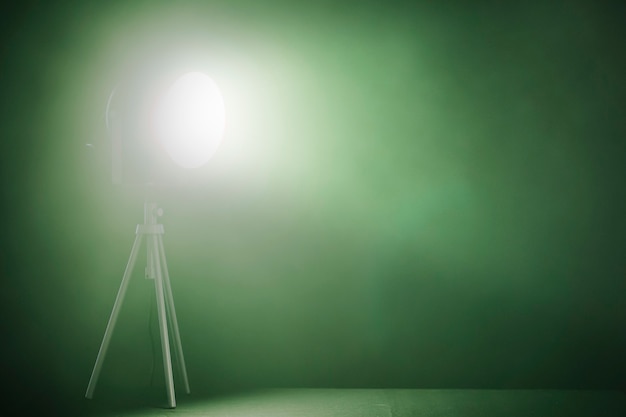 Photo gratuite spotlight avec lampe verte