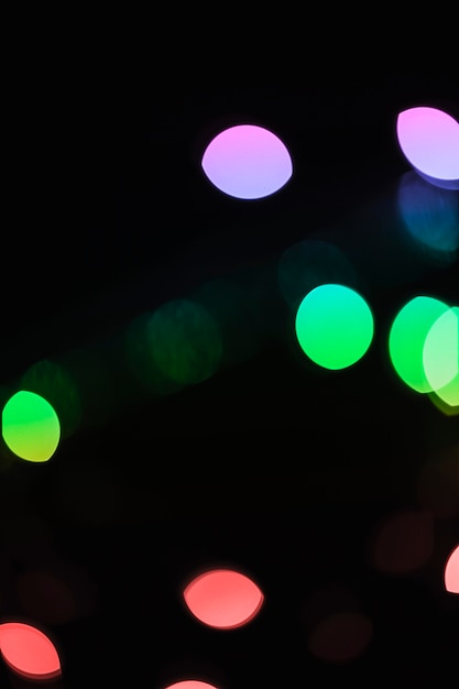 Spots de lumières colorées sur fond noir