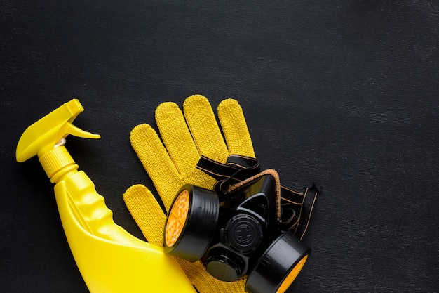 Spray de réparation jaune et gants avec masque anti-poussière