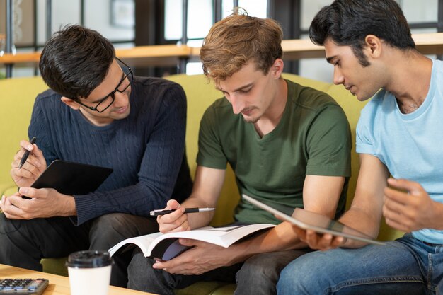 Stagiaires ciblés travaillant sur des tâches à domicile