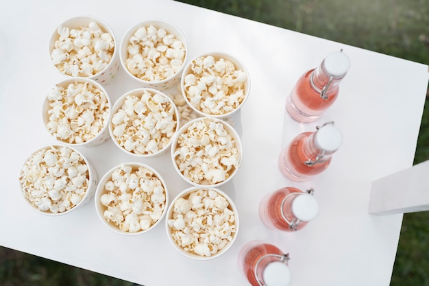 Photo gratuite stand de limonade vue de dessus avec pop-corn