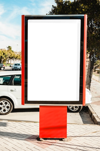 Stand de publicité de la ville vide