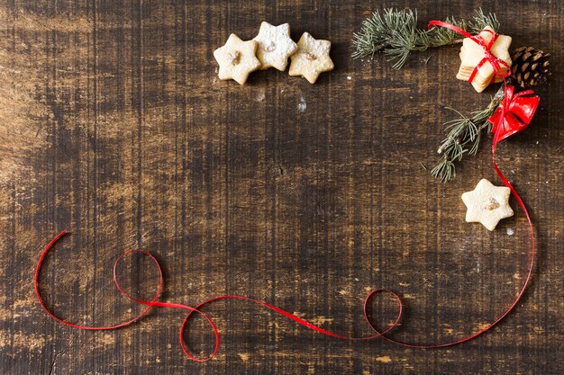 Star cookies avec des branches de sapin vert