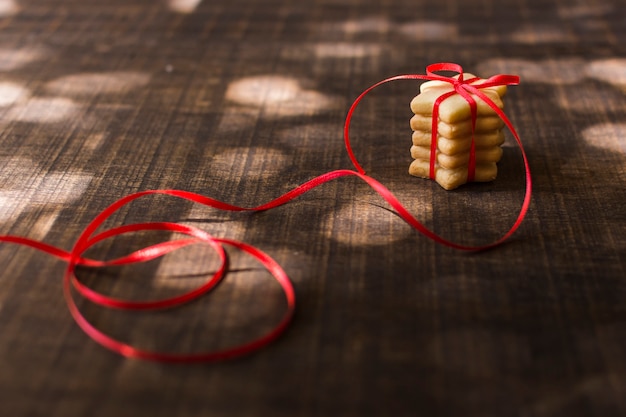 Photo gratuite star cookies sur une table en bois