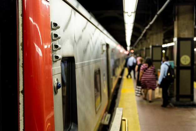 Station de métro avec un arrière-plan flou