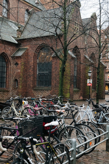 Stationnement pour vélos contre la vieille église