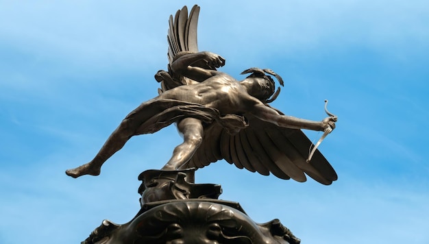 Photo gratuite statue au sommet de la fontaine commémorative shaftesbury à piccadilly circus, dans le centre-ville de londres