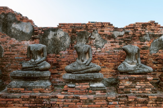 Statue de Bouddha au parc historique d'Ayutthaya, temple bouddhiste Wat Chaiwatthanaram en Thaïlande.