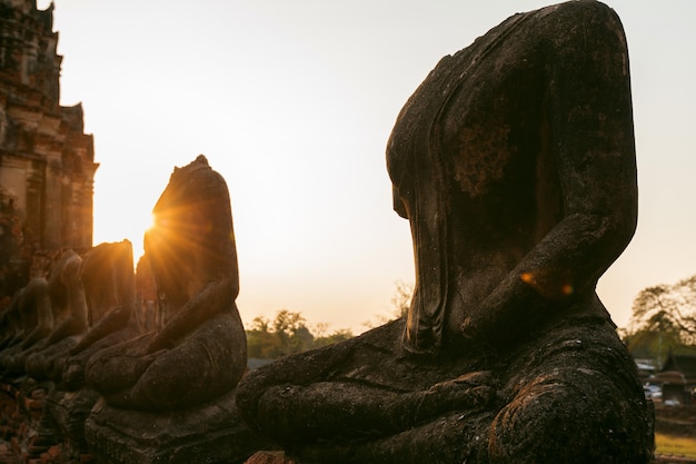 Statue de Bouddha au parc historique d'Ayutthaya, temple bouddhiste Wat Chaiwatthanaram en Thaïlande.