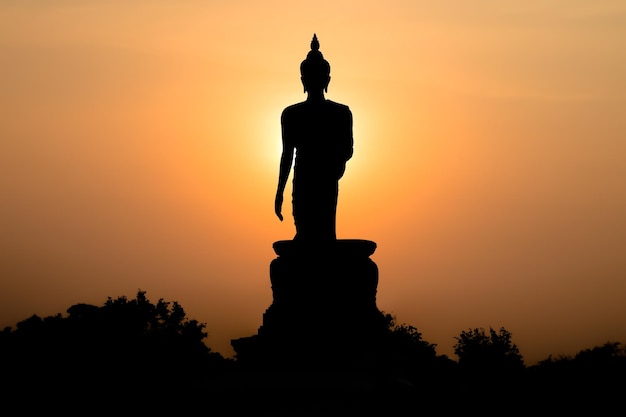 Statue de bouddha à la silhouette du coucher du soleil