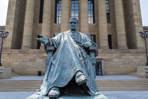 Photo gratuite statue devant le musée d'art de philadelphie