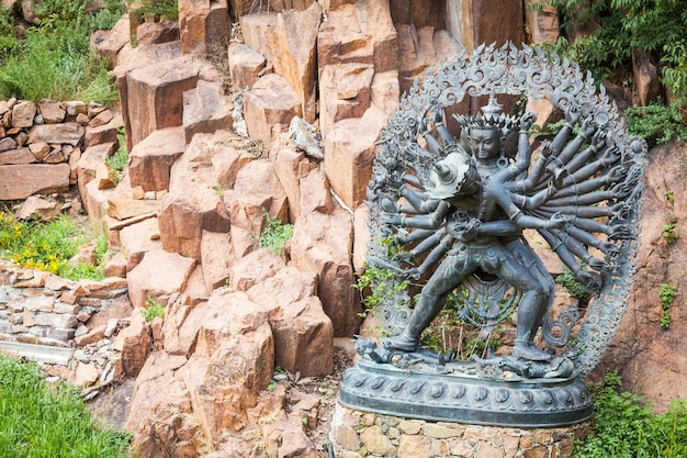 Statue de divinités tantriques dans l'étreinte rituelle située dans un jardin de montagne