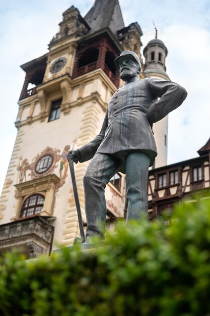 Statue du roi Carol au château de Peles en Roumanie