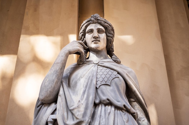 Photo gratuite statue d'une femme à francfort allemagne