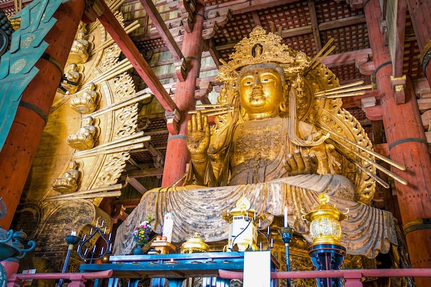 Statue géante d'or de guan yin dans le temple de todaiji, préfecture de nara, japon