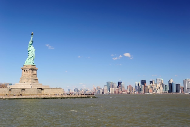 Photo gratuite statue de la liberté et new york city manhattan