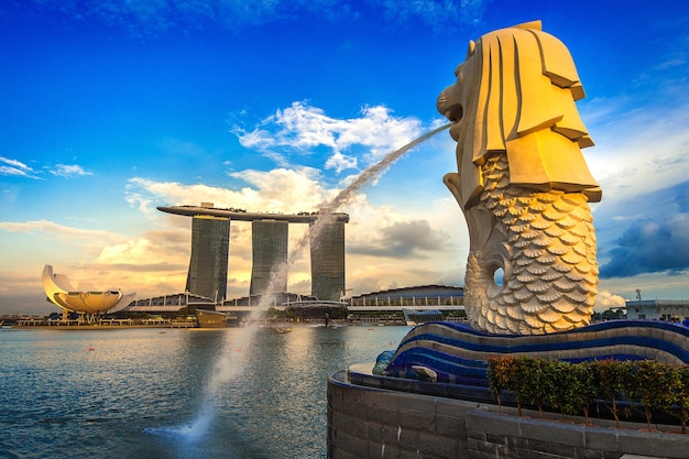 Statue de Merlion et paysage urbain à Singapour.