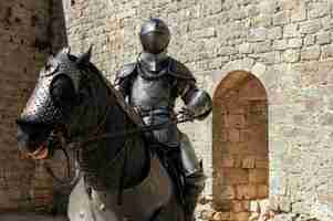 Photo gratuite statue en métal d'un soldat assis sur le cheval