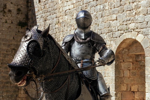 Statue En Métal D'un Soldat Assis Sur Le Cheval