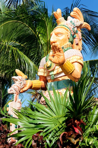 Photo gratuite statue mexicaine de l'homme noble et palmier