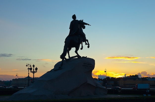 Photo gratuite statue de peter the great au lever du soleil