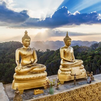 Statues de bouddha avec fond de coucher de soleil de beauté