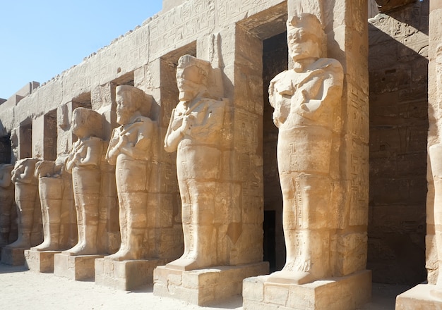 Statues dans le temple de Karnak, Louxor, Egypte