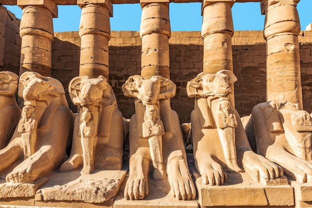Statues en ruine de sphinx près des colonnes du temple de karanak