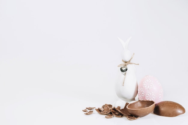 Photo gratuite statuette de lapin et oeuf au chocolat