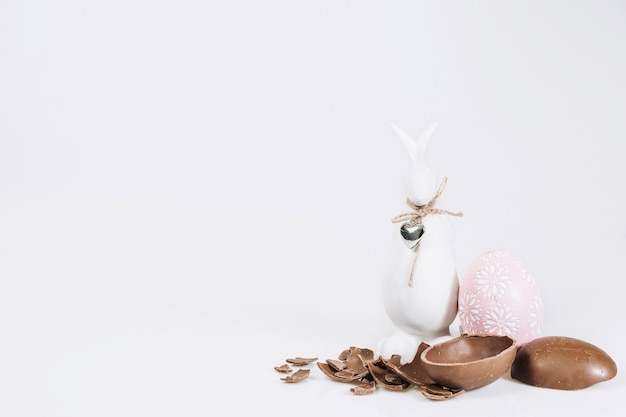 Statuette de lapin et oeuf au chocolat