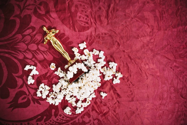 Statuette d&#39;Oscar en tas de pop-corn