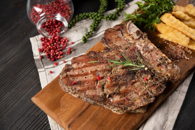 Steak de boeuf avec frites et poivron rouge