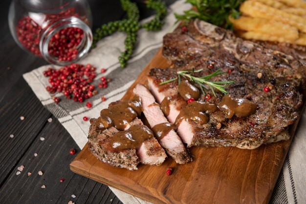 Steak de boeuf avec frites et poivron rouge