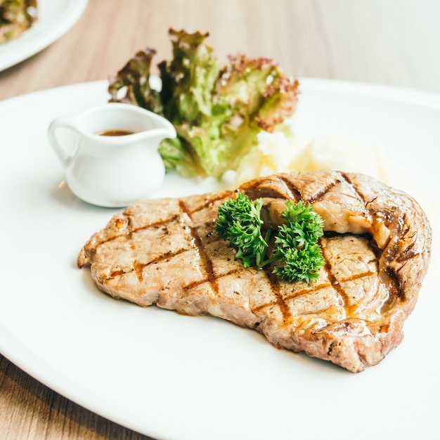 Steak de boeuf grillé avec sauce