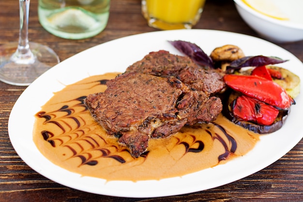 Steak de bœuf juteux avec sauce à la crème française "Duxelles"