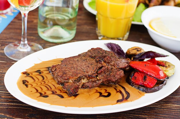 Steak de bœuf juteux avec sauce à la crème française "Duxelles"