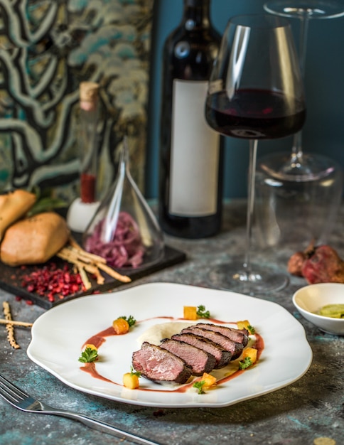 Photo gratuite steak de boeuf avec un verre de vin rouge