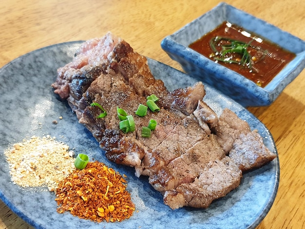 Steak de bœuf wagyu avec trempette au chili