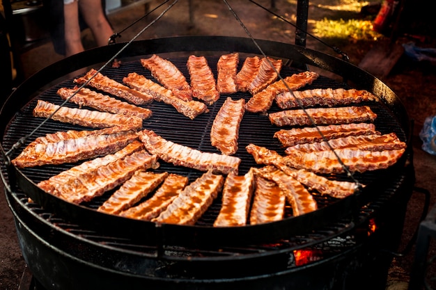 Steak délicieux sur le gril pour la journée de camping